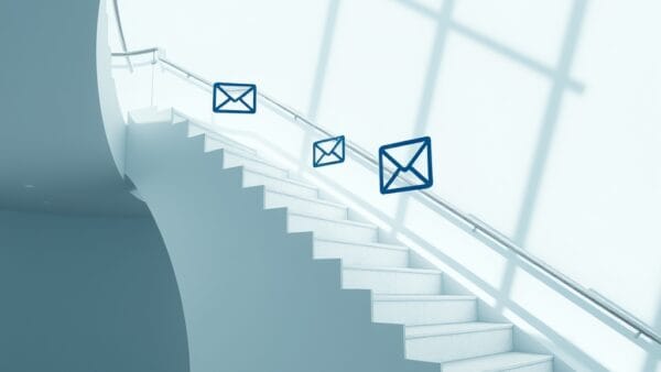 escaliers de productivité ascendants avec symboles de freelance (stylo, calc, mail, design) flottants, boussole professionnelle brillante, bleu glacier et blanc pur, cinematic editorial, no text no letters no words no writing no signs no labels no watermarks no logos no typography no numbers on surfaces