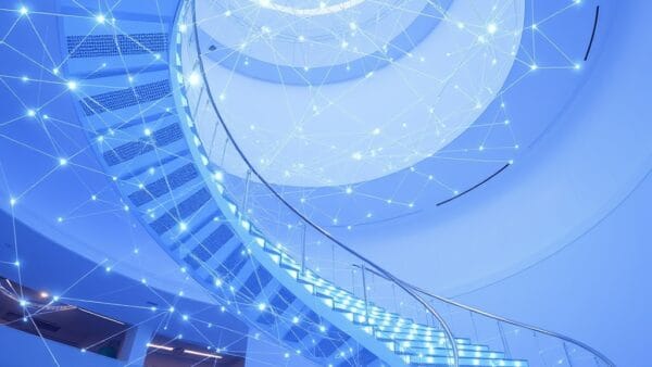 architecture distribuée brillante avec nœuds connectés en réseau bleu-blanc, escaliers de déploiement ascendants, code flottant en spirale, boussole d&rsquo;infrastructure, cinematic editorial, no text no letters no words no writing no signs no labels no watermarks no logos no typography no numbers on surfaces