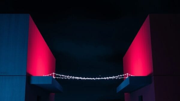 Illustration IA : deux structures architecturales opposées symbolisant le droit d'auteur IA