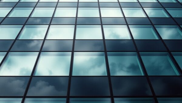 Immeuble de bureaux moderne en verre reflétant les nuages vu en contre-plongée