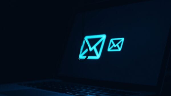 Hameçon suspendu au-dessus dun clavier de laptop avec reflet email