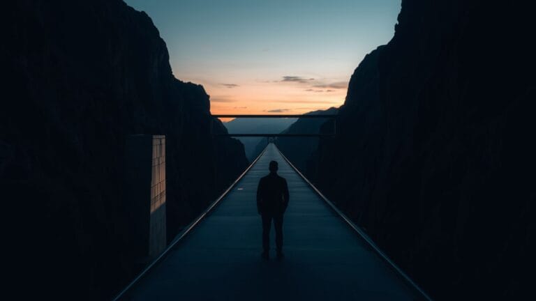 OpenAI vs Anthropic : bataille juridique et dynamique financière en 2026 5 Un pont d'acier enjambant une vallée au crépuscule, silhouette de dos à l'extrémité.