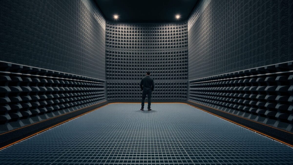 OpenAI prépare une « famille de dispositifs » pour son IA 1 Chambre acoustique anéchoïque vide, silhouette d'un ingénieur de dos au fond de la salle.